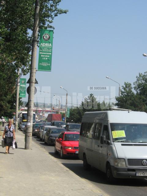Nervi şi sudoare: Trafic de coşmar pe străzile Sucevei, sub un soare arzător