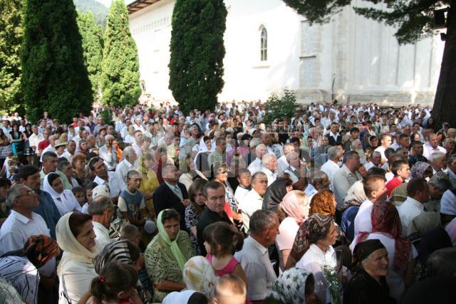 Mii de oameni au fost prezenţi ieri la Slatina, la hramul mănăstirii