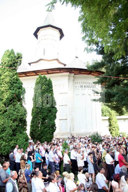 Hramul Mănăstirii Slatina: Slujbă la mănăstire, râuri de bere şi bâlci dincolo de porţile ei