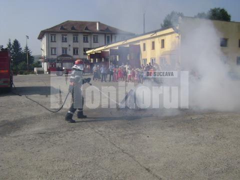 Din tabără: Zeci de copii din familii de sinistraţi, în vizită la Pompieri
