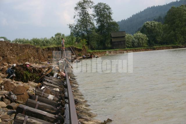 Râul Moldoviţa a rupt din terenul pe care trecea calea ferată