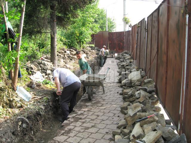Muncitorii au demantelat brâul din piatră care limita perimetrul sitului şi au început să sape fundaţia gardului