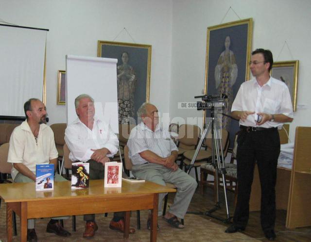 Ioan T. Lazăr între cei doi naşi, scriitorul Emil Ianuş şi generalul (r) Viorel Onica