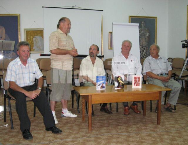 Scriitorii Ion Prelipcean, Dumitru Brădăţan, Ioan T. Lazăr, Emil Ianuş şi generalul (r) Viorel Onica