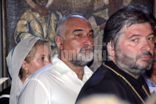 Senatorul Varujan Vosganian, alături de preotul paroh al Mănăstirii Hagigadar Azad Mandalian