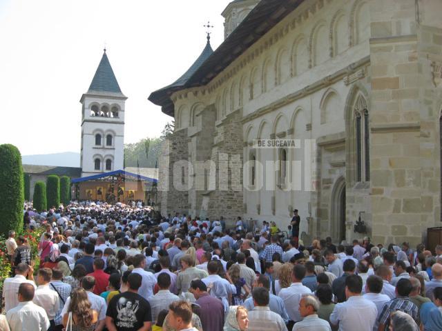Mii de pelerini au venit la hramul bisericii Mănăstirii Putna