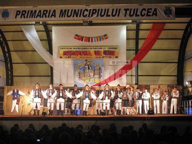 Ansamblul „Plaiurile Dornelor” pe scena festivalului internaţional de la Tulcea