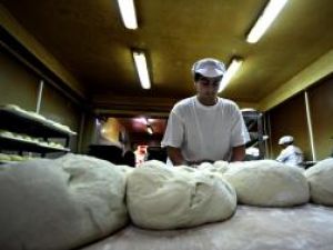 Pâinea va costa cu aproximativ 15% mai mult din cauză că producătorii de grâu au dublat preţurile Foto: MEDIAFAX