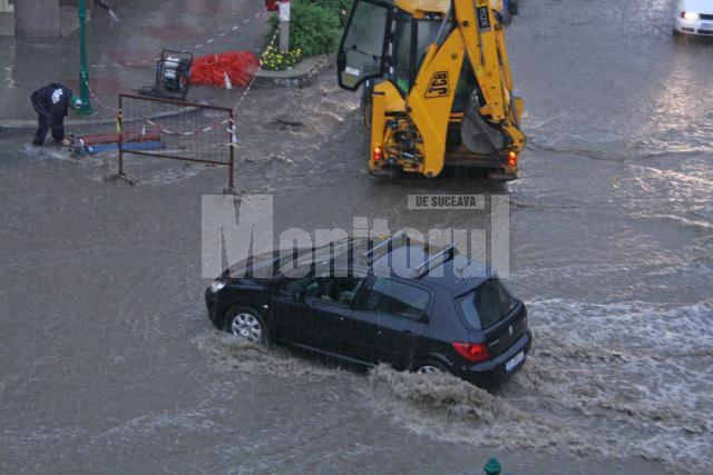 Ploaia torenţială de ieri după amiază a creat probleme şi în centrul municipiului Suceava