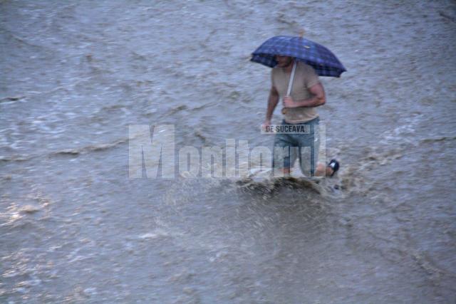 Ploaia torenţială de ieri după amiază a creat probleme şi în centrul municipiului Suceava