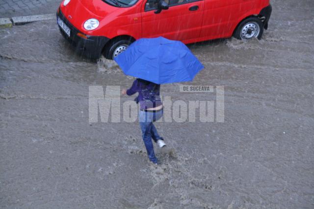 Ploaia torenţială de ieri după amiază a creat probleme şi în centrul municipiului Suceava