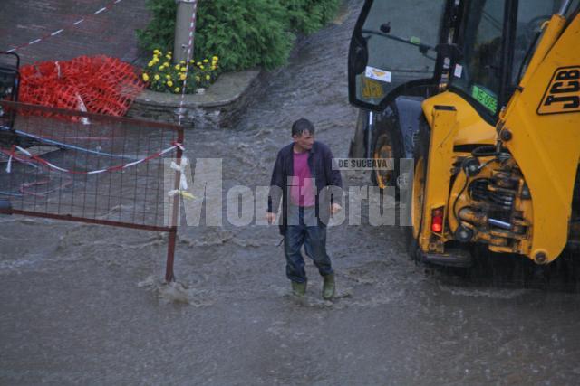 Ploaia torenţială de ieri după amiază a creat probleme şi în centrul municipiului Suceava