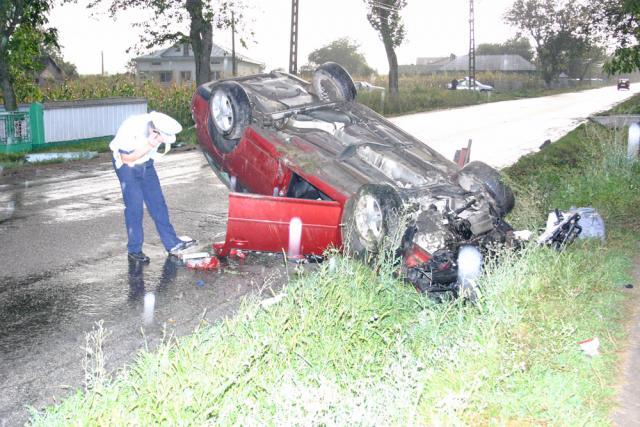 Maşina condusă de tânărul din Suceava s-a răsturnat de câteva ori Foto: Monitorul de Botoşani