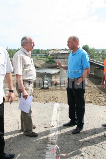 Vizită prezidenţială: Băsescu a inspectat lucrările podului de la Dorneşti
