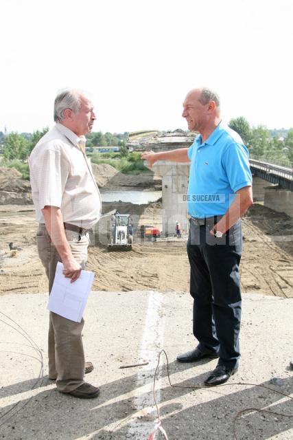 Traian Băsescu a inspectat, ieri, lucrările de reconstrucţie a podului din localitatea Dorneşti