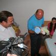 Traian Băsescu a intrat în noua casă  a familiei Marcu şi a ridicat în braţe bebeluşul acesteia