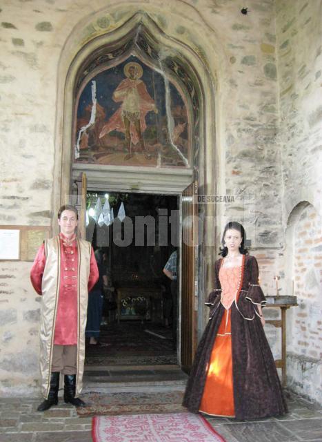 Cavaler şi domniţă la intrarea în Biserica Sf. Gheorghe – Mirăuţi
