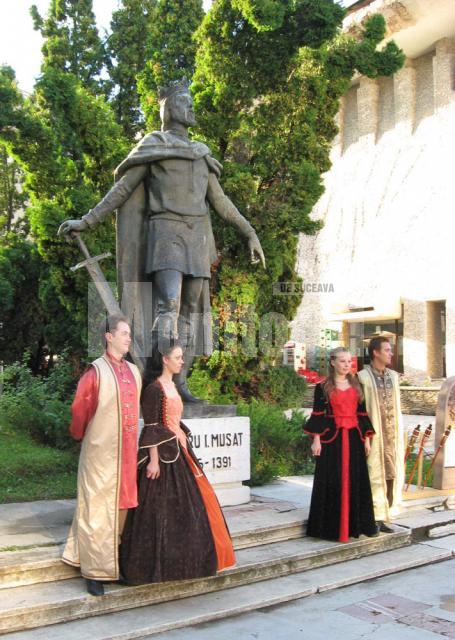 Statuia lui Petru I Muşat, străjuită de cavaleri şi domniţe