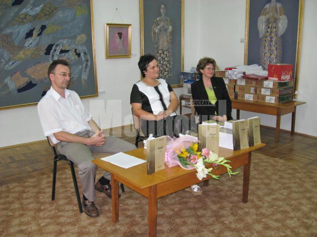 Gabriel Cărăbuş, Luminiţa Aldea şi Nicoleta Daniliuc, la lansarea romanului ACASĂ