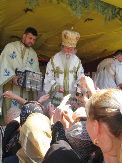 Sărbătoare: Sute de oameni, prezenţi la sfinţirea Bisericii “Sf. Vasile cel Mare”, de la ieşirea din Suceava spre Botoşani