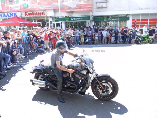 Sandu Scheul pe Harley Davidson, la demonstraţiile din centrul Rădăuţiului