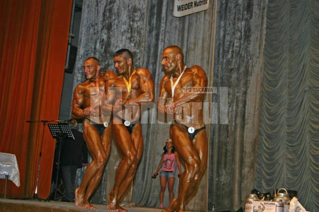 Amelin Csukat, în mijloc, a câştigat concursul la categoria 70 de kilograme