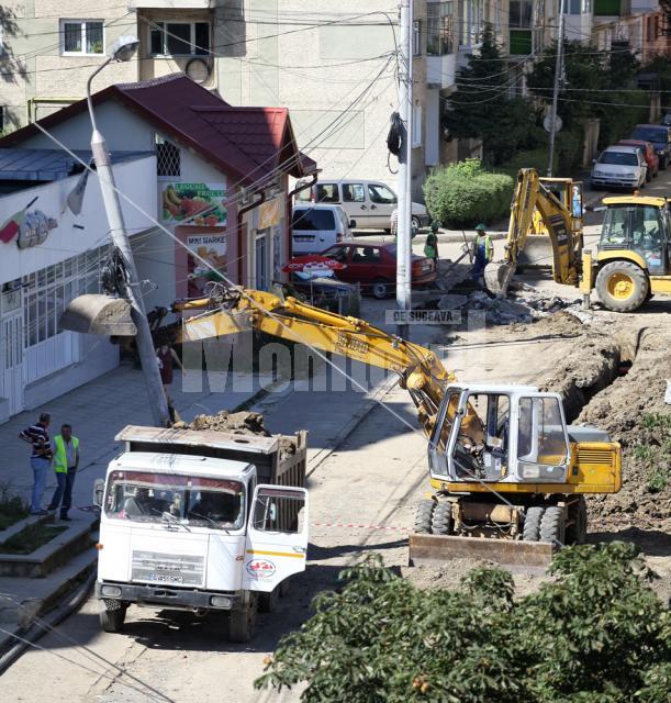 Stâlpul rupt de muncitorii care lucrează la reabilitarea reţelelor de apă şi canalizare în zona Mărăşeşti Foto: Doru HALIP