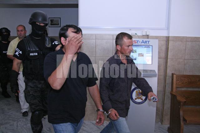 Neculai Hutopilă, în stânga, şi Ionel Vicovanu, au fost aduşi şi ei la Tribunal cu propunere de arestare