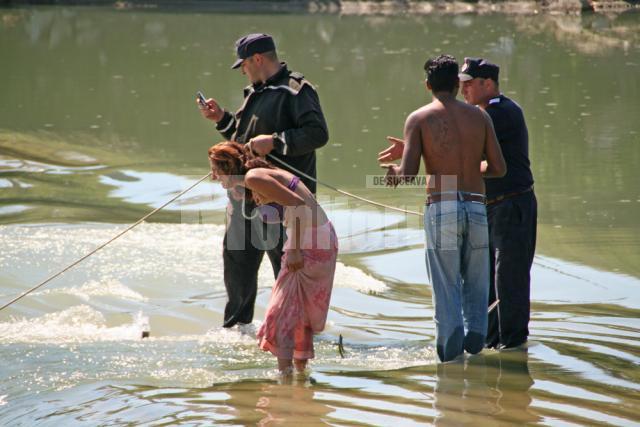 Disperarea mamei care şi-a pierdut copilul în apele râului Suceava