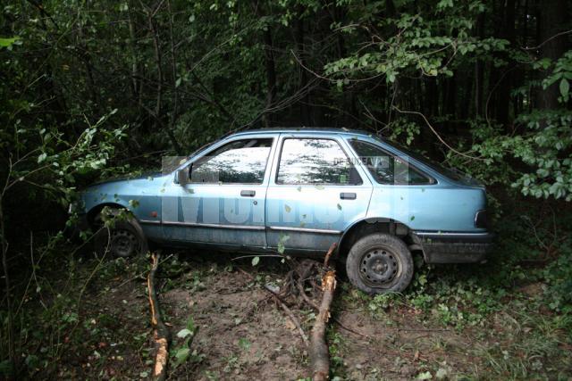 Autoturismul Ford Sierra, abandonat în pădurea de la Adâncata