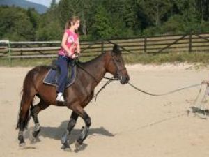 Iris îşi ajută tatăl la lecţii de calărie şi le învaţă pe fetiţele mai mari