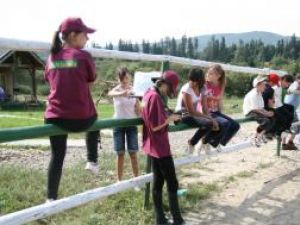 Primii absolvenţi ai cursului intensiv de călărie de la Şcoala de echitaţie Hardic