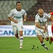 În permanenţă s-au aflat câte doi apărători clujeni în preajma „prinţului” Adrian Cristea. Foto: www.fcdinamo.ro