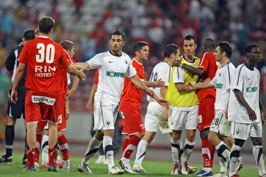 La sfarşitul jocului, Niculescu a fost felicitat de foştii săi coechipieri de la Dinamo. Foto: www.fcdinamo.ro
