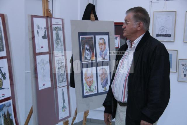 Actorul Dorel Vişan admirând lucrările din expoziţie