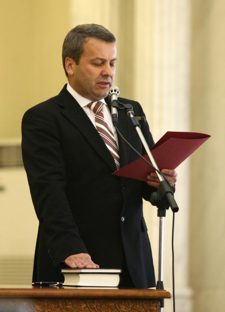 Ministrul Finanţelor, Gheorghe Ialomiţianu, şi cel al Comunicaţiilor, Valerian Vreme, sunt cei mai avuţi dintre noii miniştri, iar ministrul Transporturilor, Anca Boagiu, este cel mai îndatorat. Foto: CAPP