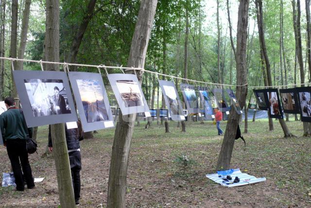 Fotoclubul “Fotografia” a prezenta printr-o expoziţie inedită, în Parcul Ariniş, peste 300 de fotografii