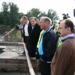 Traian Băsescu a vizitat în cursul zilei de ieri lucrările de refacere a podului rutier de peste râul Suceava din localitatea Dorneşti