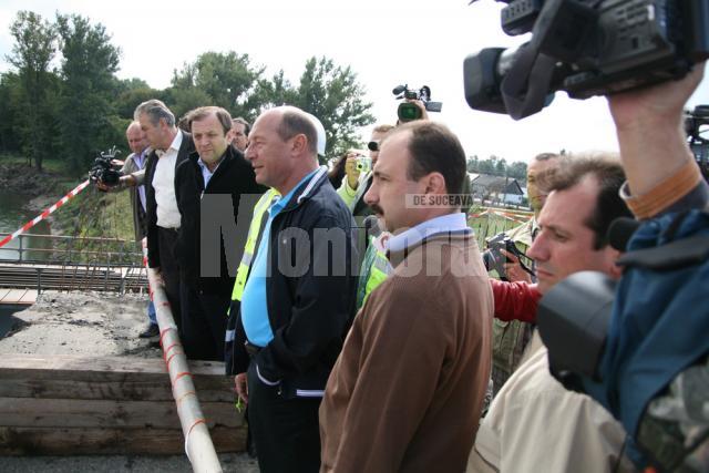 Traian Băsescu a vizitat în cursul zilei de ieri lucrările de refacere a podului rutier de peste râul Suceava din localitatea Dorneşti