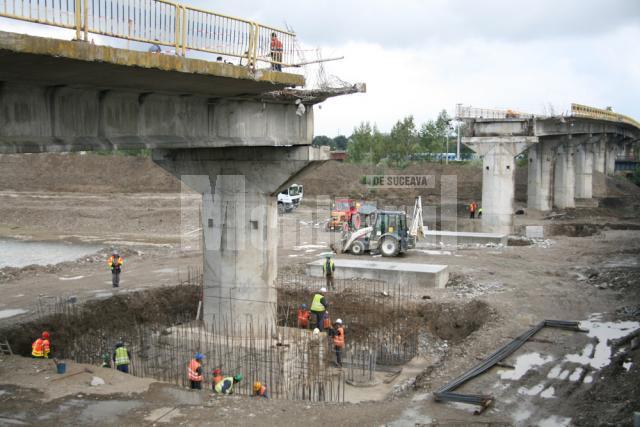Vizită: Băsescu a inspectat din nou lucrările de refacere a podului rutier de la Dorneşti
