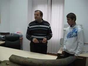 Gheorghe Flutur cu Ionuţ Silviu Ursulean, care a găsit un fildeş de mamut pe malul pârâului Valea Brodinei
