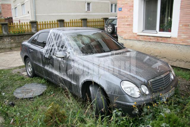 Mercedes-ul poliţistului de frontieră era parcat chiar în fata geamului apartamentului acestuia