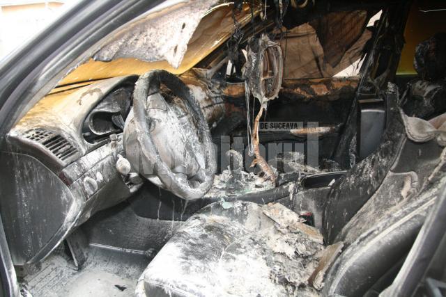 Acţiuni mafiote: Maşina poliţistului de frontieră care a refuzat şpaga de la preotul contrabandist a fost incendiată