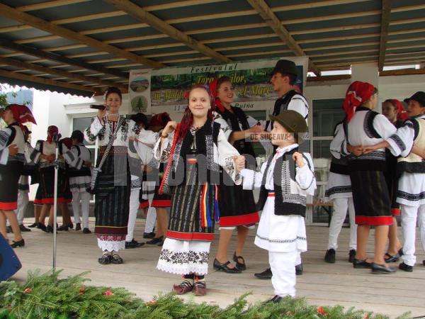 Festival: „Ţara Fagilor, în Moldova lui Ştefan cel Mare” a adunat sute de oameni în centrul Putnei