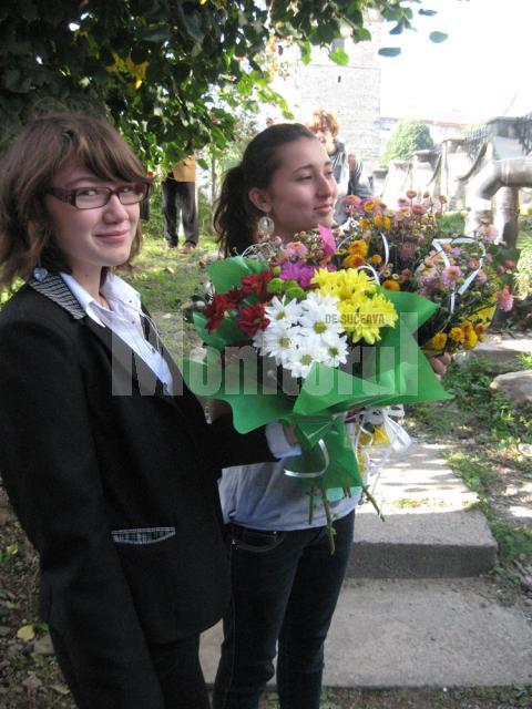 Buchetul de flori, „accesoriul” fiecărui elev