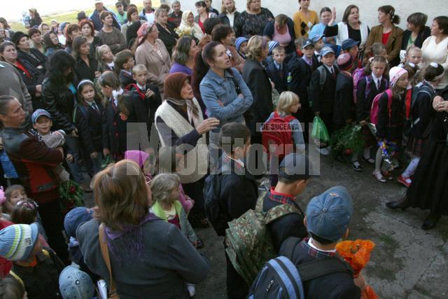 Curtea şcolii din Costîna, plină de părinţi nemulţumiţi ca ISJ le-a desfiinţat şcoala