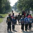 Puşi să meargă pe jos 7 kilometri până la şcoală