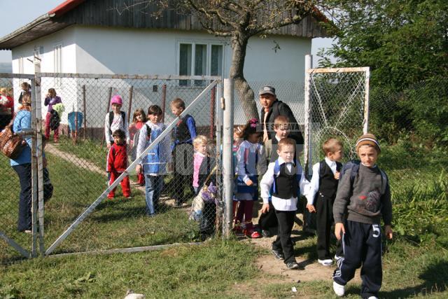 Puşi să meargă pe jos 7 kilometri până la şcoală