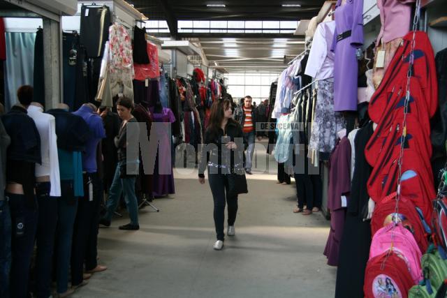 Bazarul din Suceava este locul în care se vinde aproape orice, însă comercianţii au mai mulţi vizitatori decât cumpărători