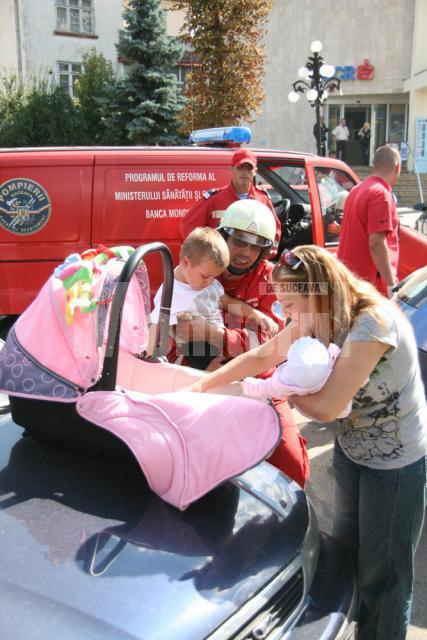 Intervenţie: Bebeluş salvat de pompieri dintr-o maşină încuiată